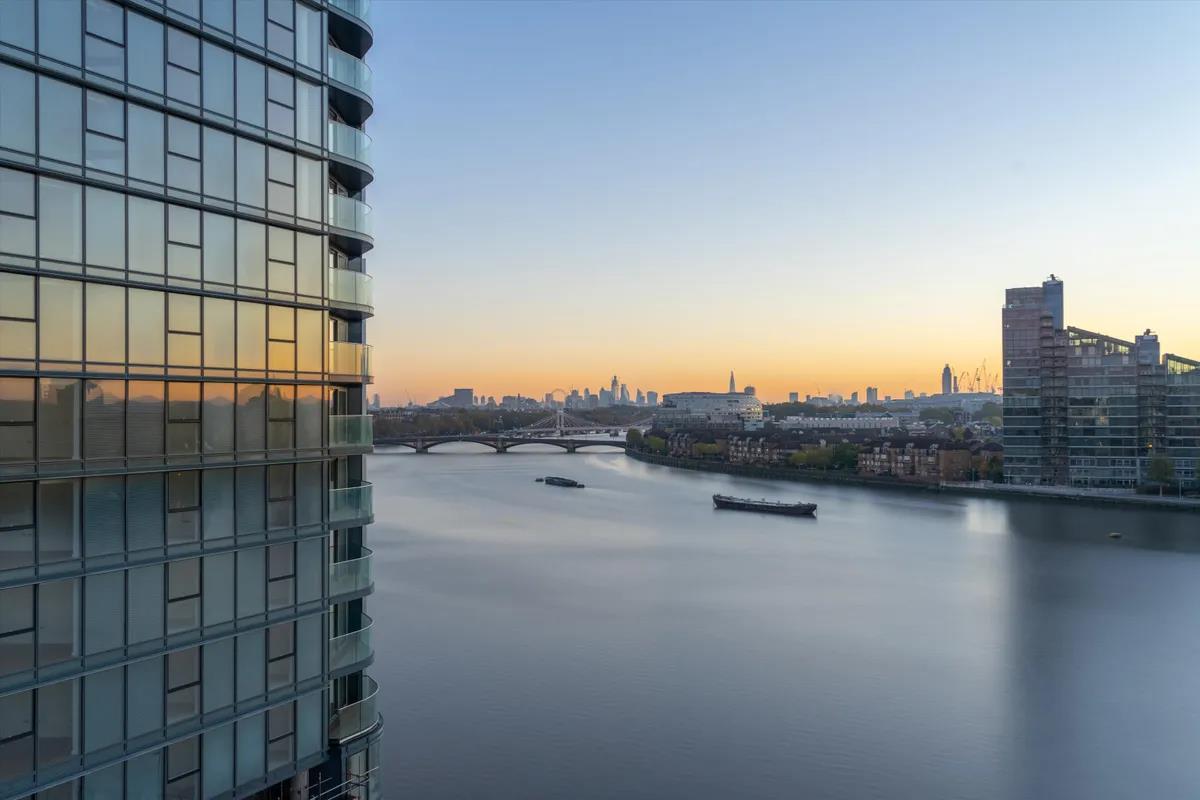 2 bed property in Waterfront Drive, London